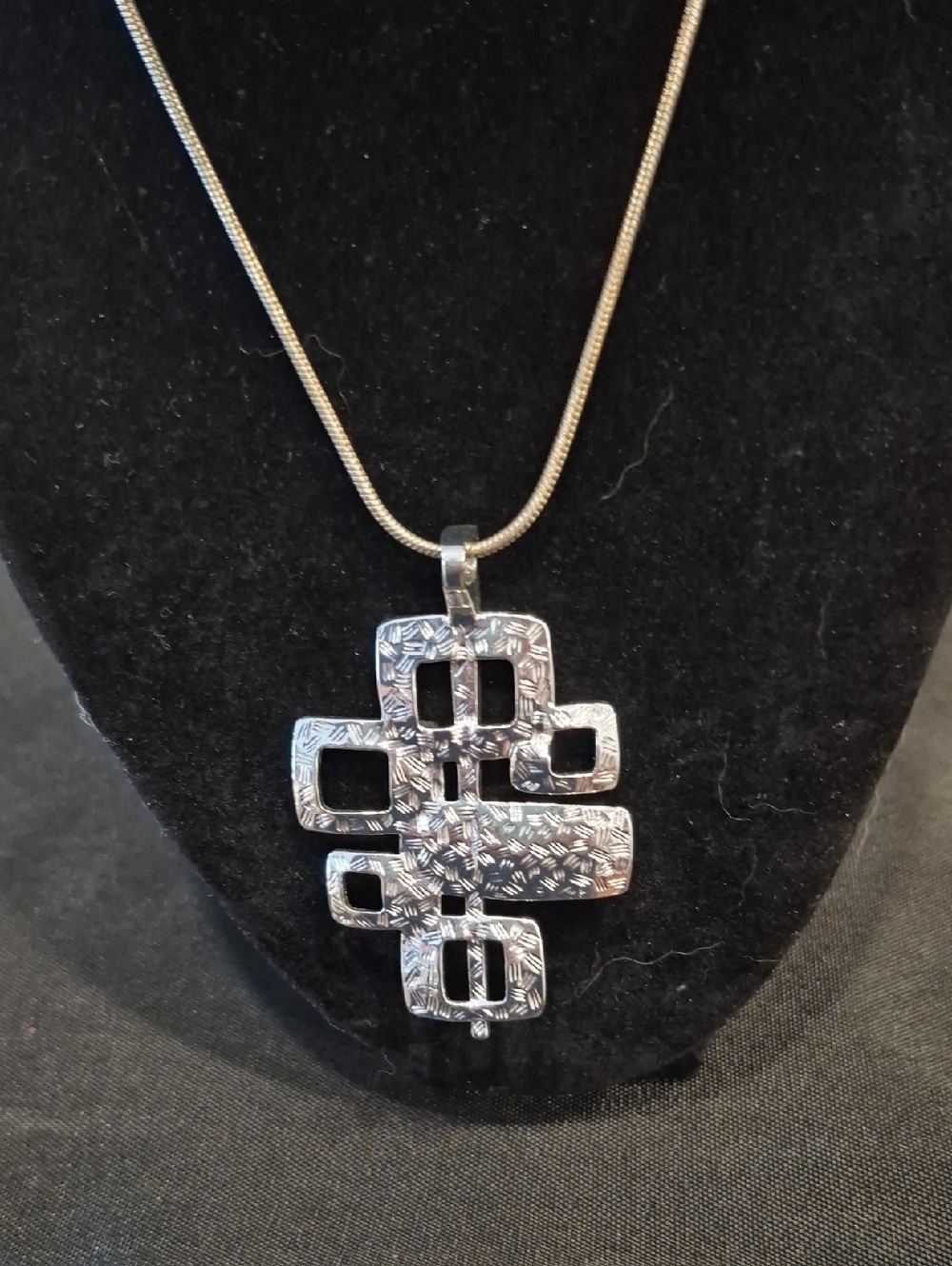 Silver Geometric Openwork Pendant Necklace - Modern Women's Jewelry